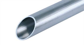 Ovales Metallrohr mit glänzender Oberfläche, perspektivisch von der Seite fotografiert.